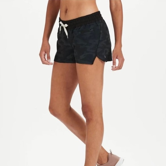 Vuori Women’s Clementine Short in Black Camo Size: Small - Picture 4 of 10